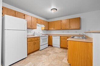 Gateway Estates Apartments in Beloit, WI - Foto de edificio - Building Photo