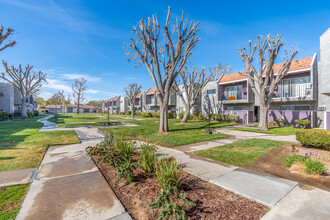 Villa Sierra Apartments in Palmdale, CA - Building Photo - Building Photo