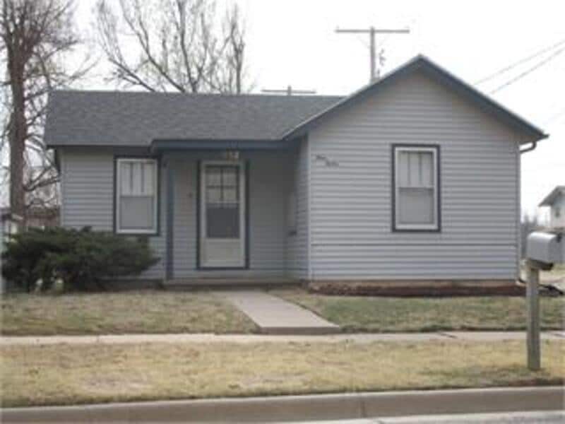 912 N Pleasant St in Hutchinson, KS - Building Photo