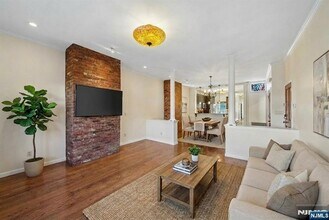 364 New York Ave, Unit 1 in Jersey City, NJ - Building Photo - Building Photo