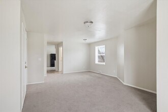 101 W Meinecke Ave, Unit 105 in Milwaukee, WI - Building Photo - Building Photo