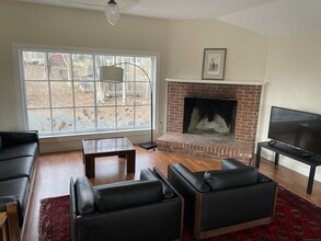 69 River St in Guilford, CT - Foto de edificio - Building Photo