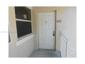 11216 SW 12th St in Pembroke Pines, FL - Foto de edificio - Building Photo