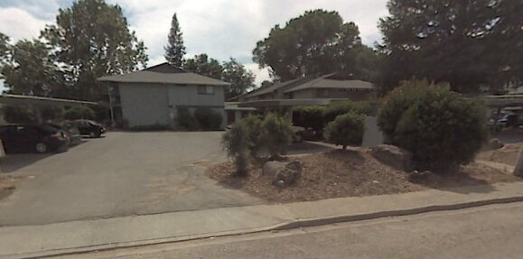 845 Lakeside Dr in Red Bluff, CA - Building Photo