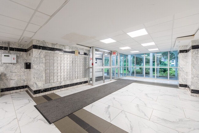 Rosslyn Residence in Toronto, ON - Building Photo - Building Photo