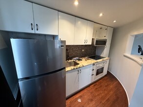 700 W Bittersweet Pl in Chicago, IL - Foto de edificio - Building Photo