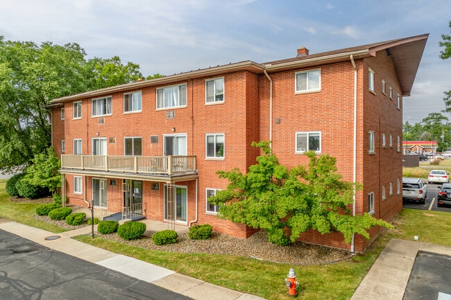 Stoneybrook Apartments in Bedford, OH - Foto de edificio - Building Photo