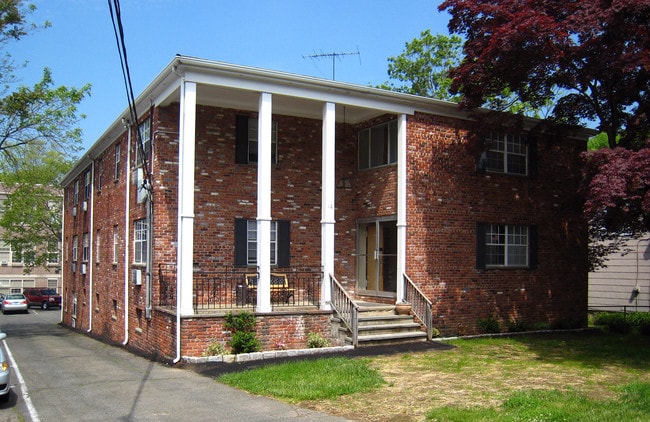 12 Belltown Rd in Stamford, CT - Foto de edificio - Building Photo