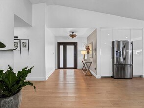 7753 NW 189th St in Hialeah, FL - Foto de edificio - Building Photo