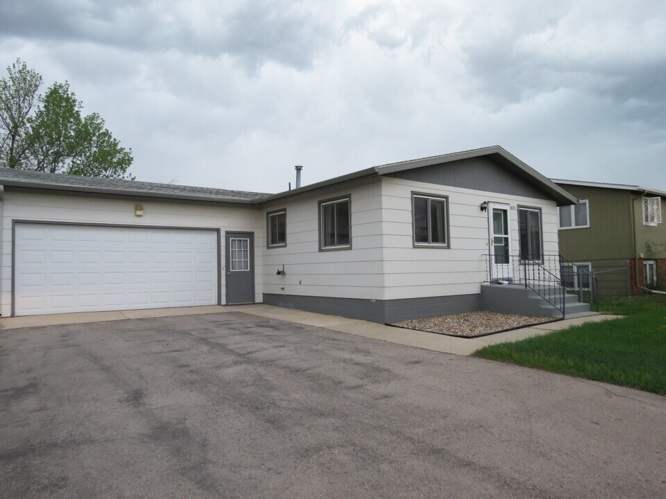 1825 Degeest Dr in Rapid City, SD - Building Photo