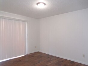 6812 N Half Moon Dr in Bakersfield, CA - Foto de edificio - Building Photo