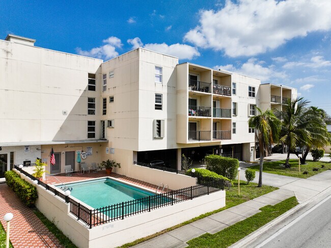 555 NE 123rd St in North Miami, FL - Foto de edificio - Building Photo