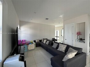 8283 NW 47th Ln in Doral, FL - Building Photo - Building Photo