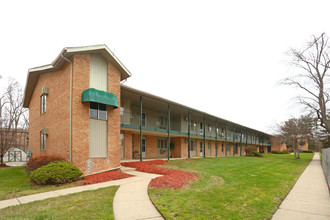 Plymouth House Apartments in Plymouth, MI - Foto de edificio - Building Photo