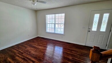 210 Wimbledon Ct in Clayton, NC - Foto de edificio - Building Photo