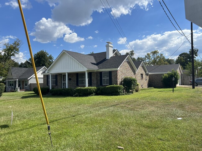 700 E Young St in Longview, TX - Foto de edificio - Building Photo