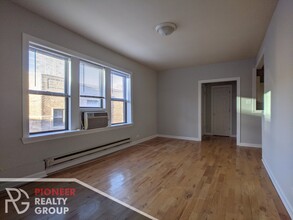 3921 N Pine Grove Ave, Unit W3 in Chicago, IL - Building Photo - Building Photo