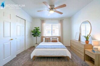 2324 W Lone Cactus Dr, Unit 11 in Phoenix, AZ - Foto de edificio - Building Photo