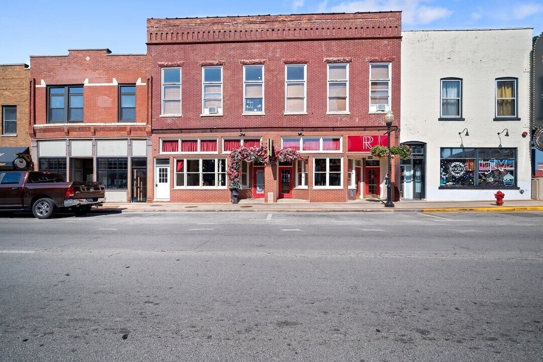 33 W New York St in Aurora, IL - Building Photo
