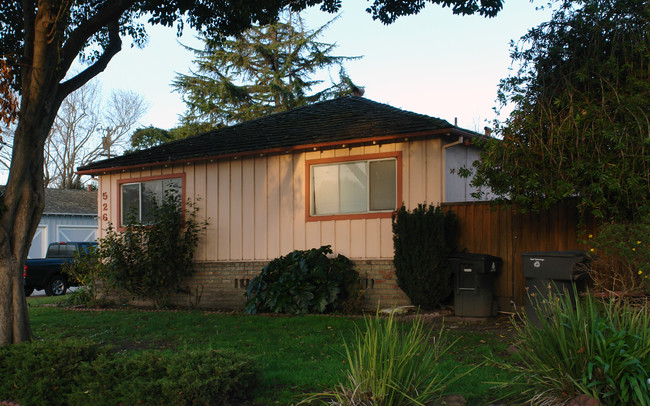 526 Piazza Dr in Mountain View, CA - Building Photo - Building Photo