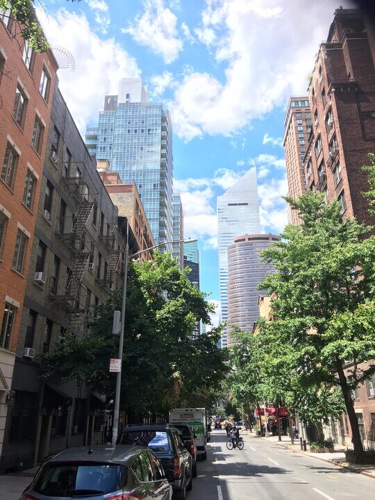334 E 53rd St in New York, NY - Building Photo