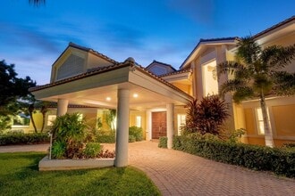 901 SE Riverside Dr in Stuart, FL - Building Photo - Building Photo