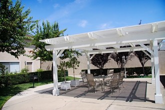 Americana Apartments in Orange, CA - Foto de edificio - Building Photo