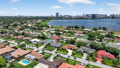 600 S Mangonia Cir in West Palm Beach, FL - Building Photo - Building Photo