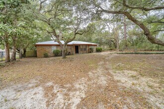1020 Pinetree Rd in Mary Esther, FL - Building Photo - Building Photo