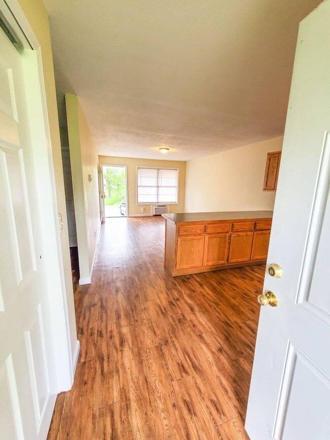 215 W College St in Bolivar, MO - Building Photo - Building Photo