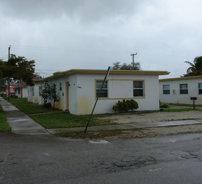 2300 Douglas St in Hollywood, FL - Building Photo - Building Photo