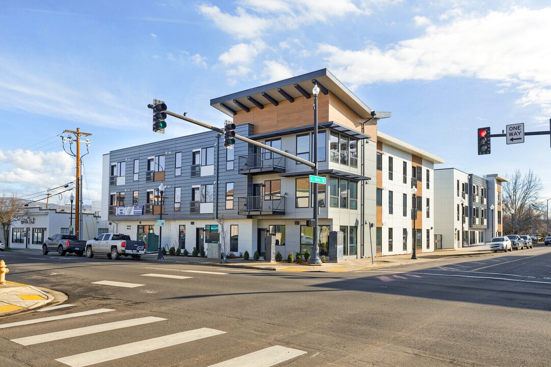 Genesis Apartments in Medford, OR - Building Photo