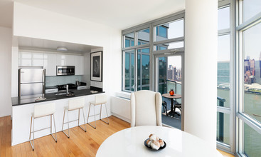 4545 Center Blvd in Long Island City, NY - Building Photo - Interior Photo