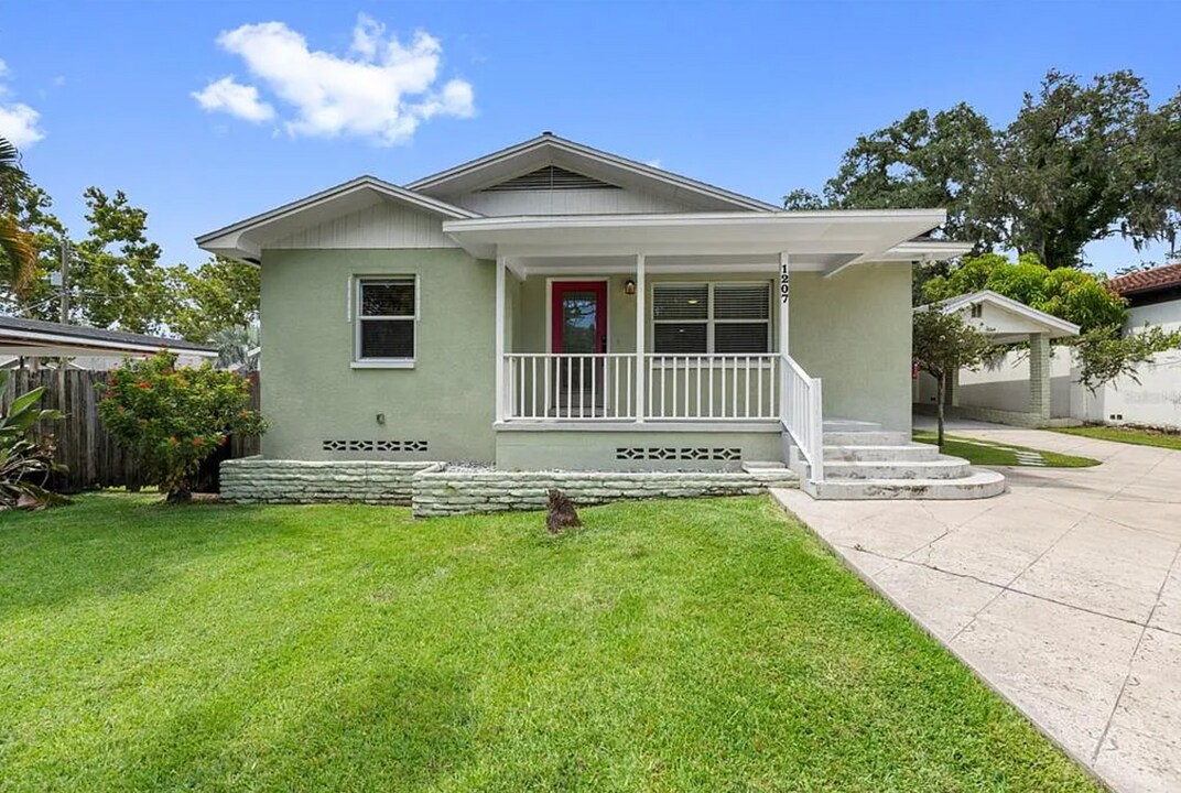 1207 W Charter St in Tampa, FL - Building Photo