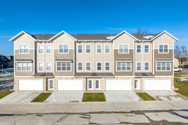 Stone Ridge Townhomes in Cedar Rapids, IA - Foto de edificio - Building Photo