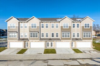 Stone Ridge Apartments & Townhomes in Cedar Rapids, IA - Foto de edificio - Building Photo