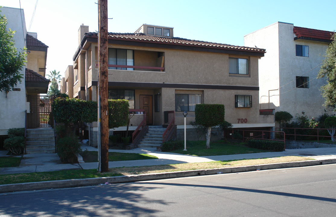 700 E Maple St in Glendale, CA - Building Photo