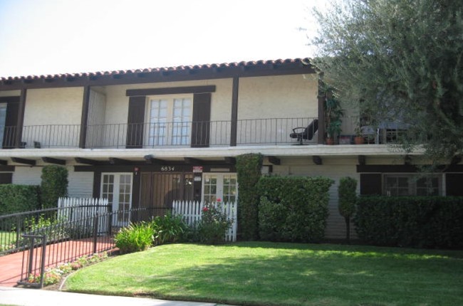 Independence Apartments in Canoga Park, CA - Foto de edificio - Building Photo