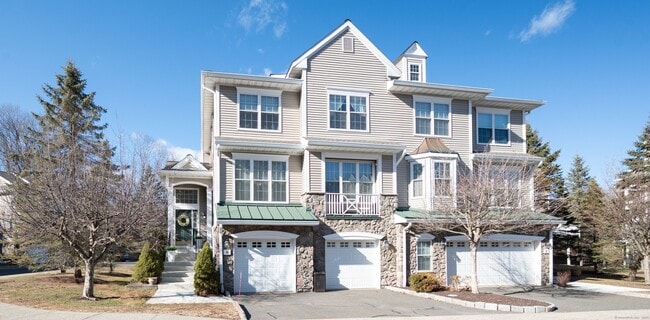 8 Cambridge Dr in Danbury, CT - Building Photo - Building Photo