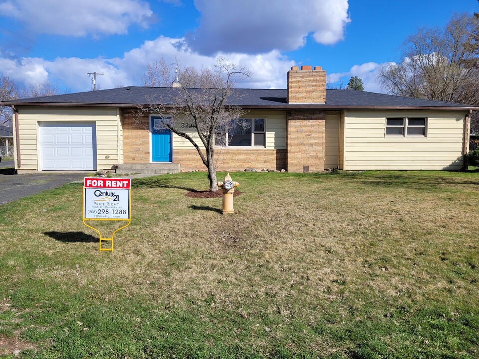 3221 9th St in Lewiston, ID - Building Photo