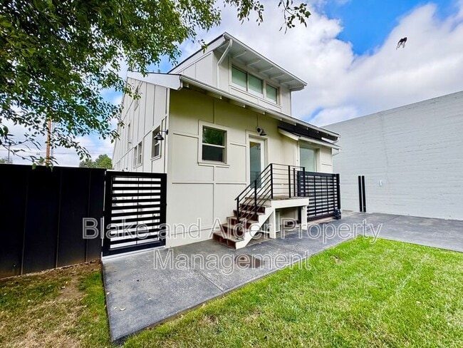 3556 NE Sandy Blvd in Portland, OR - Building Photo - Building Photo