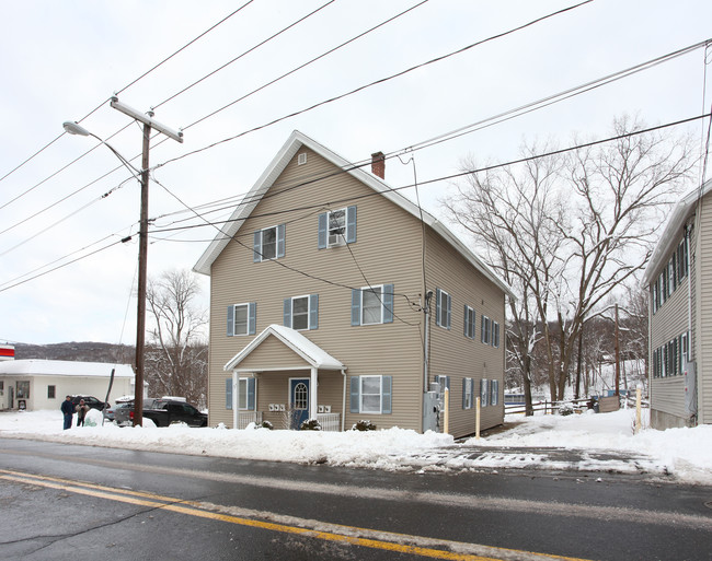 27 N Main St in Thomaston, CT - Foto de edificio - Building Photo