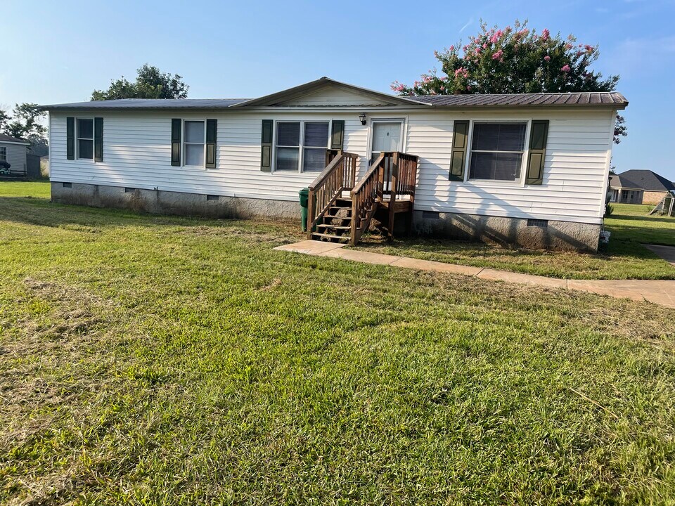 234 Hunt Rd in Kathleen, GA - Building Photo