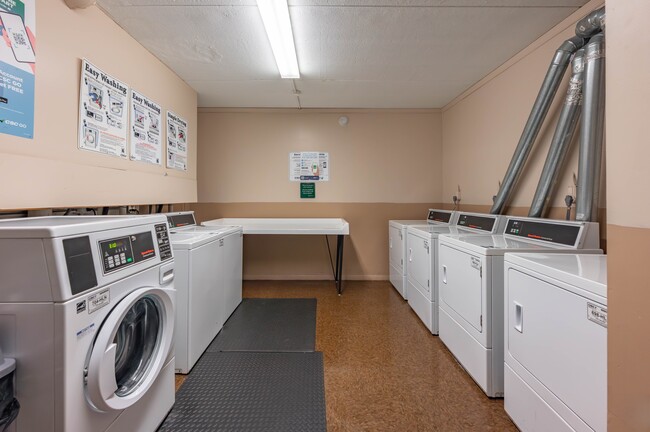 Jefferson Arms Apartments in Hamden, CT - Foto de edificio - Building Photo