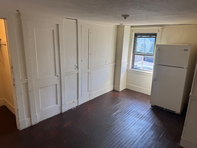 215 Main St in Hyannis, MA - Foto de edificio - Building Photo