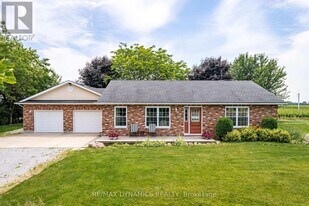 1301 E & West Line in Niagara-On-The-Lake, ON - Building Photo