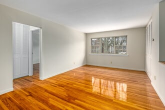 Berdan Court in Wayne, NJ - Building Photo - Interior Photo