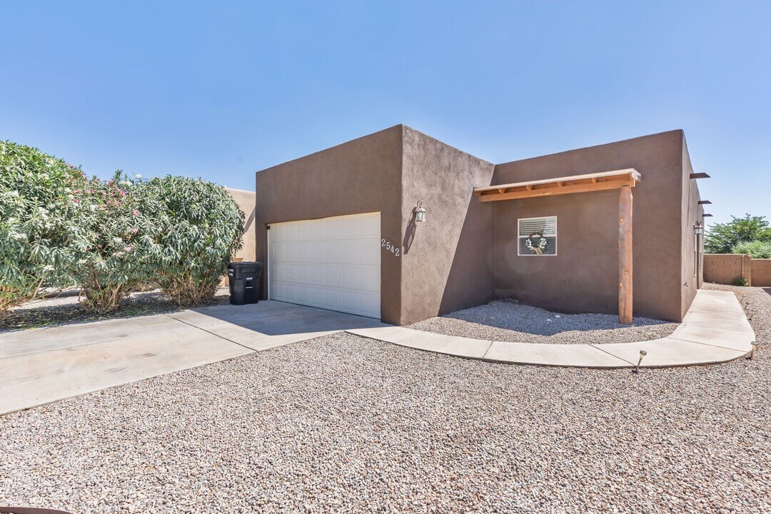 2542 Las Alturas Ct in Alamogordo, NM - Building Photo