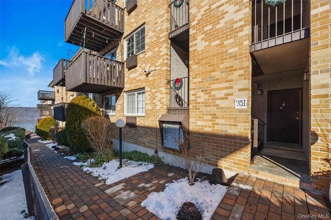 351 N Broadway in Yonkers, NY - Building Photo - Building Photo