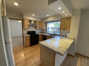 648 S 32nd Pl in Renton, WA - Foto de edificio - Building Photo